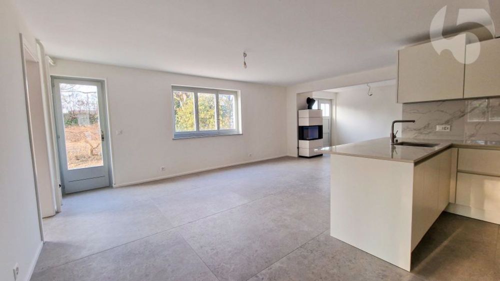 Prächtige 3,5-Zimmer-Wohnung im Erdgeschoss einer Architekten-Villa mit privatem Garten (Rasenmäher-Roboter, automatische Bewässerung) und Bahnhof LEB vor Ort. - Revêtement de sol avec carrelages en 120 x 120 cm, du plus bel effet !