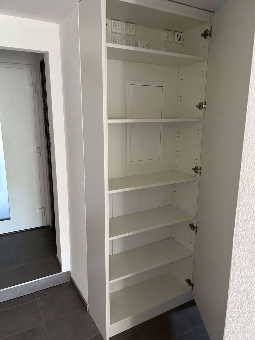 Erstvermietung: Hochwertig sanierte 3-Zimmer-Wohnung mit Garten, Sitzplätzen & Carport in Rüttenen (SO) - Eingang_Einbauschrank
