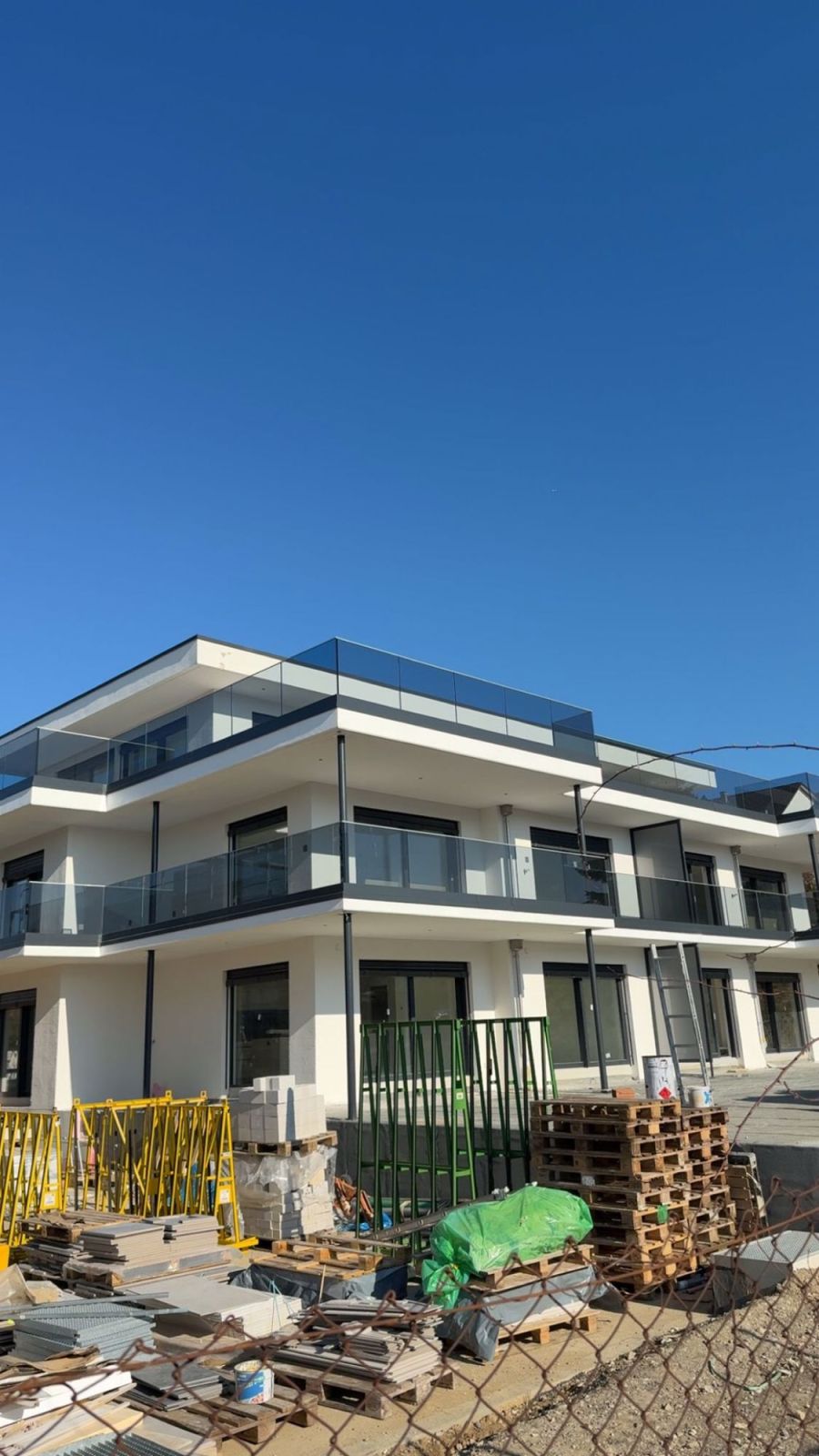 Luxuriöse 3.5-Zimmer-Attikawohnung mit atemberaubender 218 m² Terrasse in Däniken SO - Bild 2