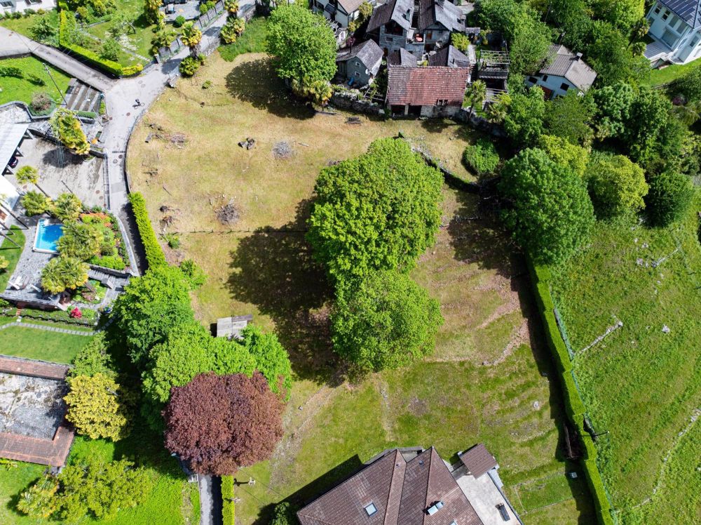 Luce, beton e legno incastonati tra il verde e le montagne Valmaggesi - Bild 1