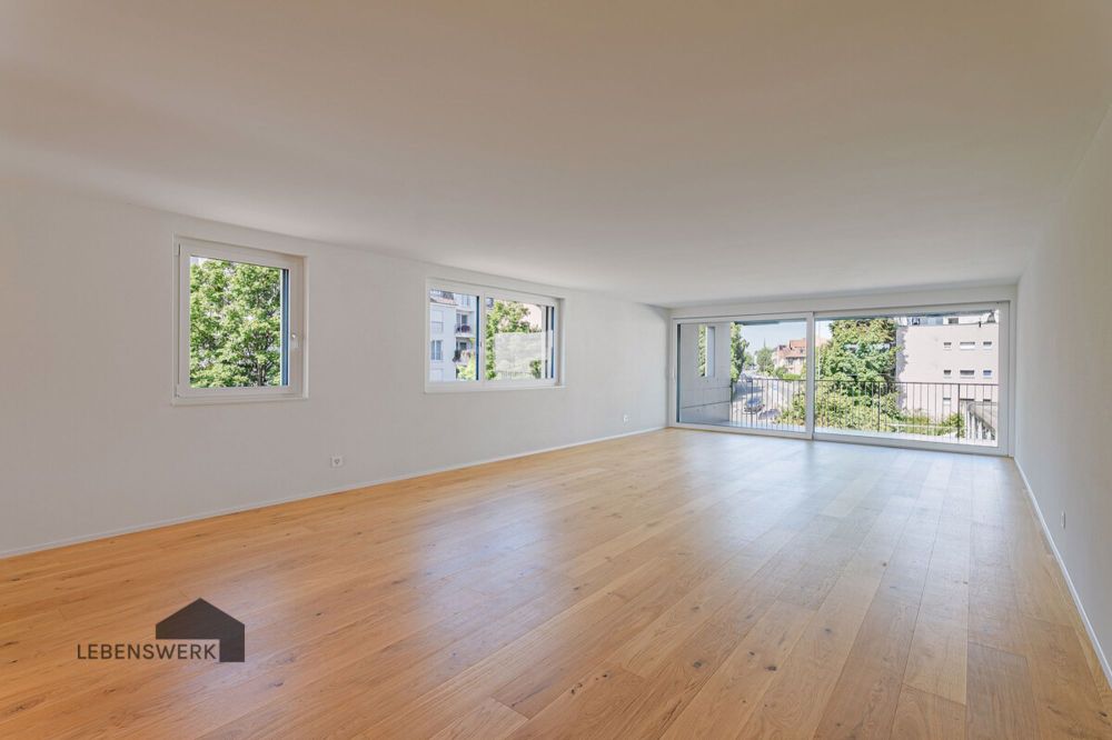 Modern Living - Licht und Lebensfreude am Wiibärg, Kreuzlingen TG - Lichtdurchfluteter Wohn- und Essbereich mit Zugang zum Balkon