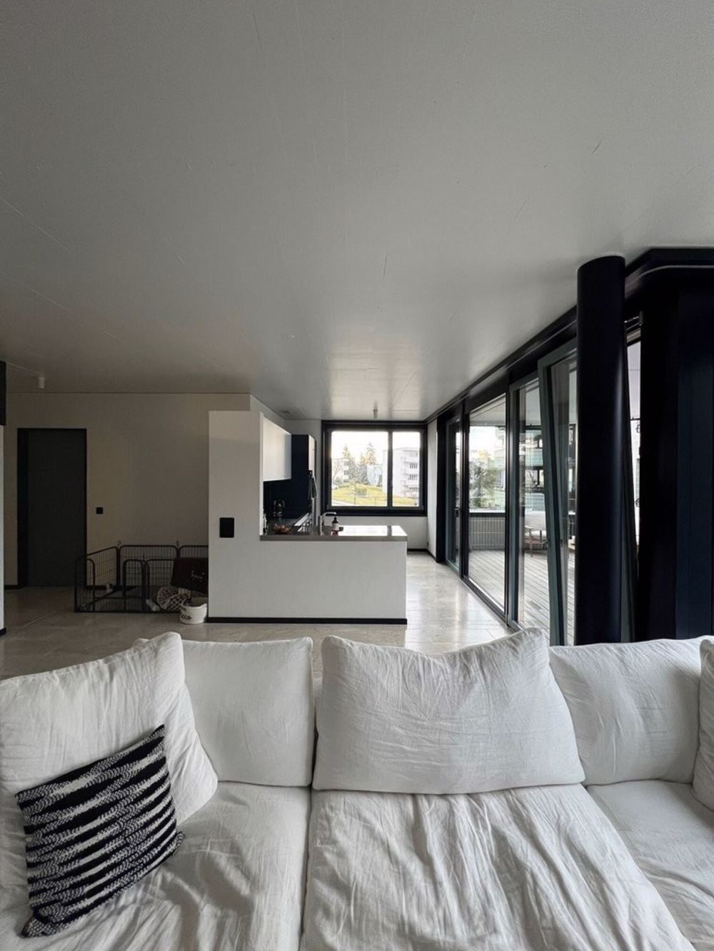 Moderne 1,5-Zimmer-Neubauwohnung direkt beim Flughafen Kloten - Wohnzimmer.jpg