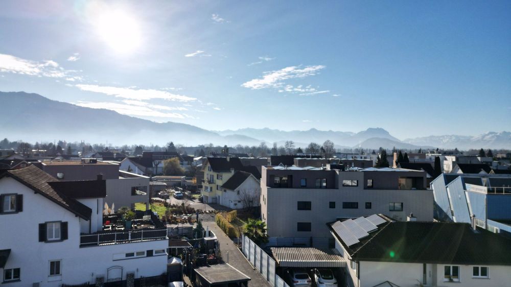Weitsicht aus sonniger 3.5 Zimmer Attika Wohnung mit Dachterrasse - Bild 9