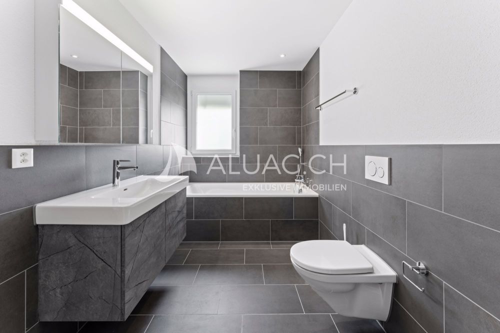 NEUE 4.5 ZIMMER MIT NATURANSCHLUSS - Weiteres Badezimmer mit Badewanne und zeitloser Gestaltung in stilvollen Grau- und Weisstönen