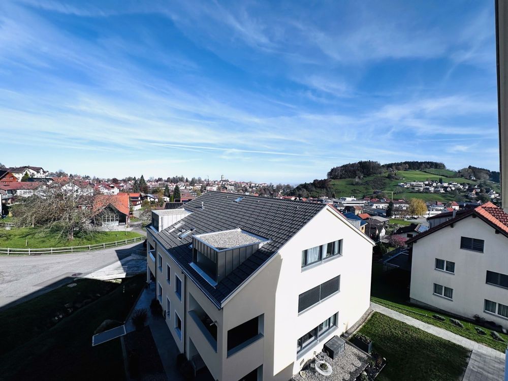 Einzigartige Gelegenheit: Stilvolle 4.5-Zimmer-Dachgeschosswohnung in Heiden AR - Sicht Wohnzimmer
