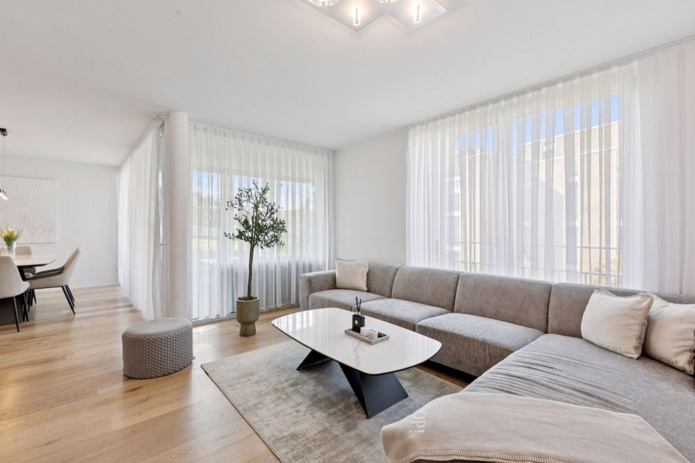 Neuwertige, lichtdurchflutete Wohnung - im Baurecht - Heller Wohnbereich