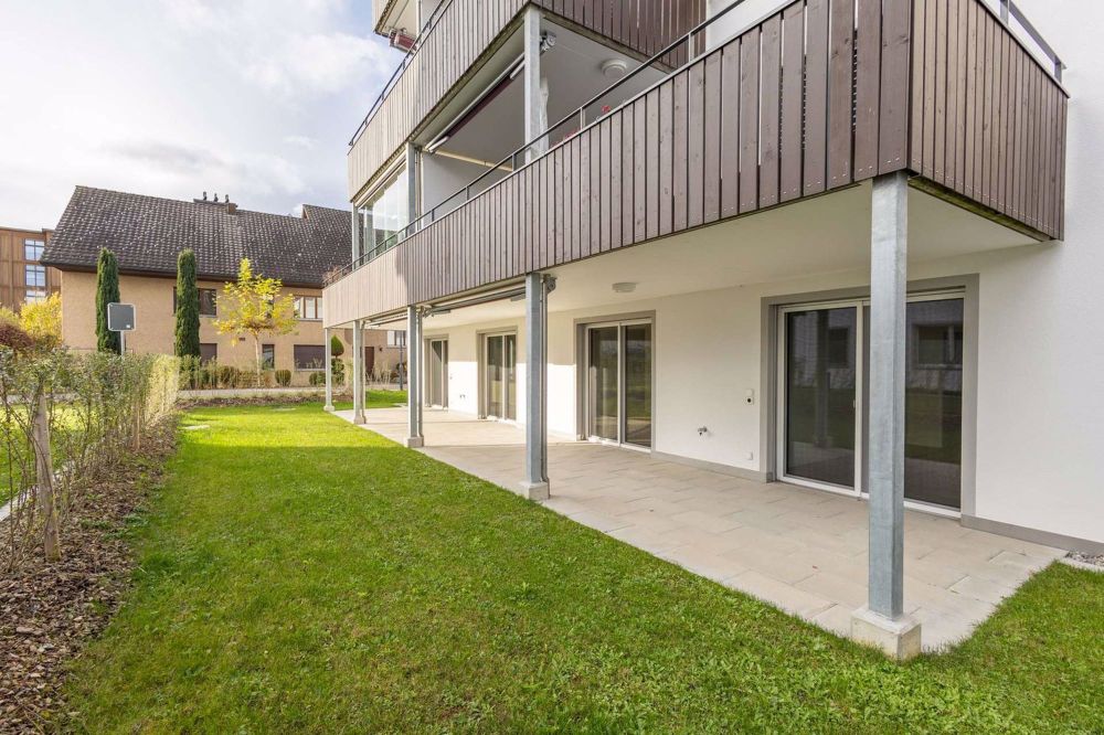 RESERVIERT: Traumhafte 6.5 Zimmer-Gartenwohnung vereint moderne Eleganz und erstklassiger Komfort in Volketswil - Gartenfläche rund um die gesamte Wohnung und Terrasse, ein Paradies!