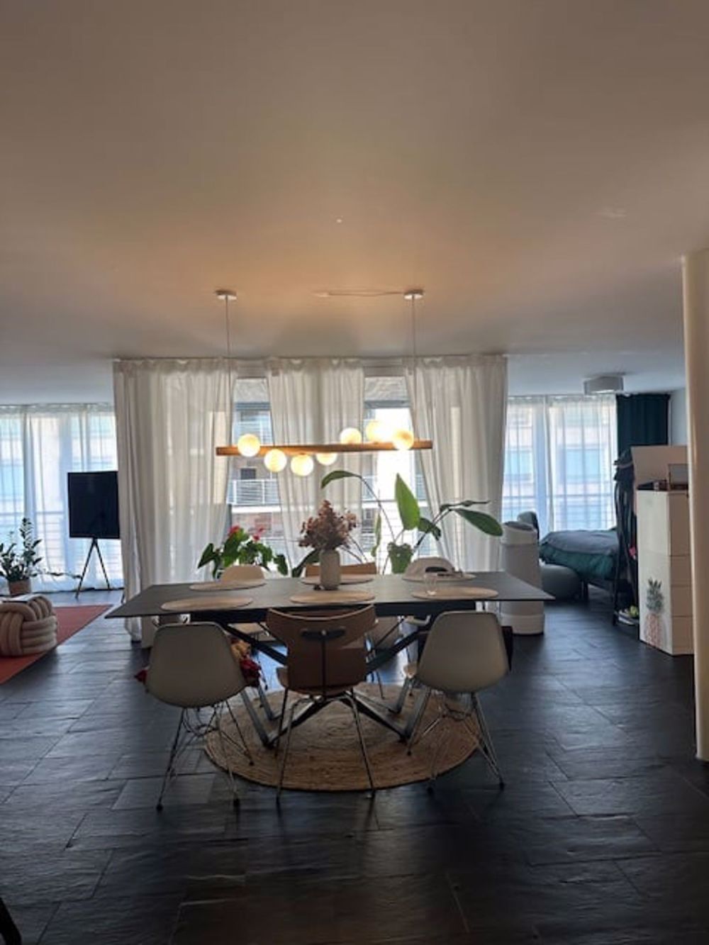 Moderne 2½-Zimmer-Wohnung mit ca. 85?m² und Tiefgaragenplatz – ruhig gelegen in Zürich Oerlikon - Bild 2