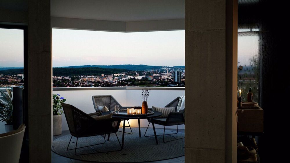 COSMO WOHNUNGEN | URBANES LEBEN IN BIEL - Terrasse mit Panoramablick bei Nacht