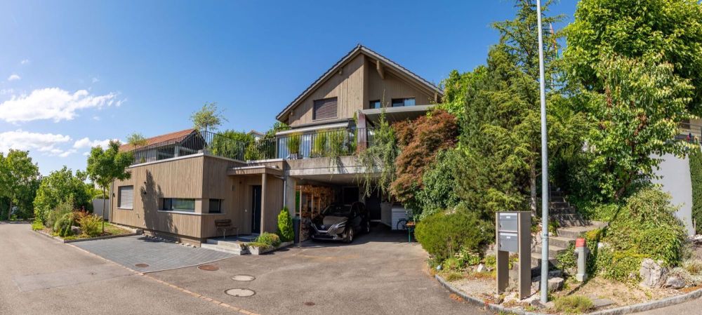 Charmante Liegenschaft mit Einliegerwohnung, Gartenparadies und Schwimmteich - Bild 1