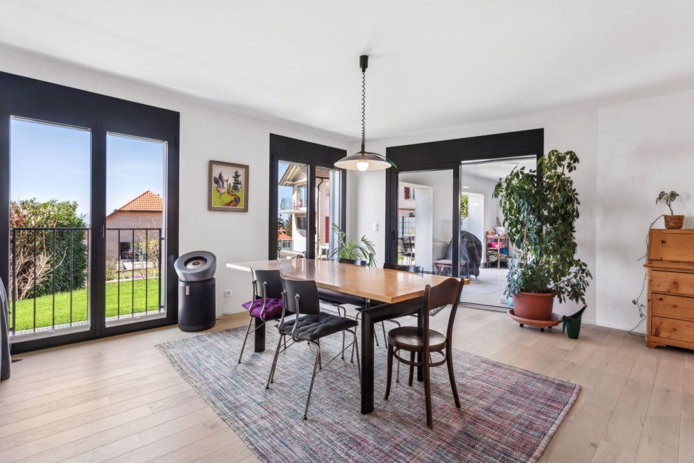 Magnifique appartement neuf avec vue imprenable sur le Jura - Salle à manger / Esszimmer / Dining room