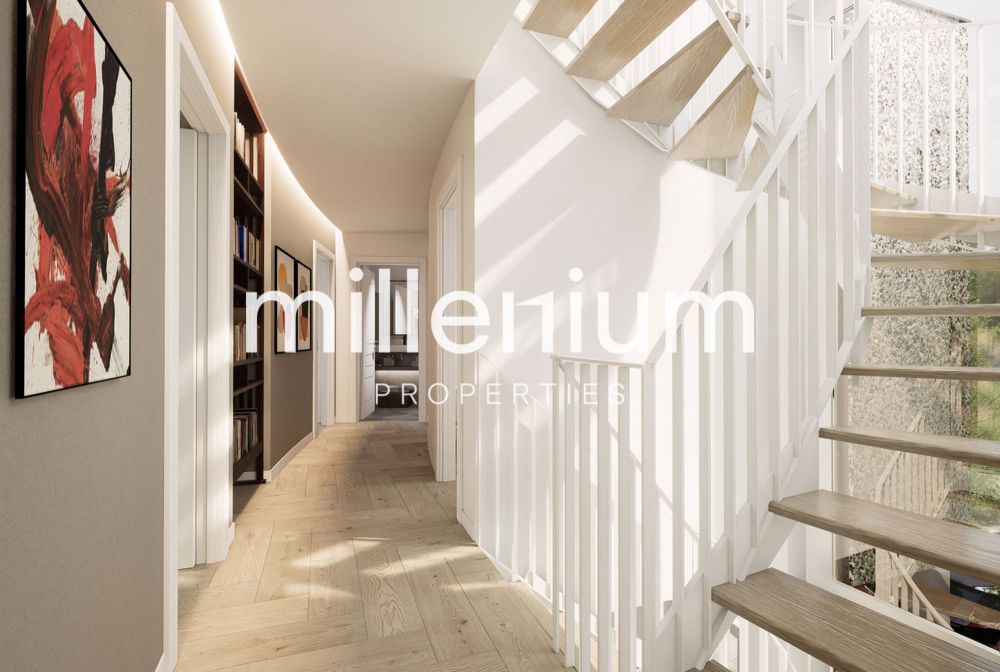 Projet STIERLIN - Villa F - Cette maison moderne possède un couloir aux murs blancs et au sol en bois, ainsi qu'un tableau sur le mur au-dessus de l'escalier / this modern home has a hallway with white walls and wooden floors a