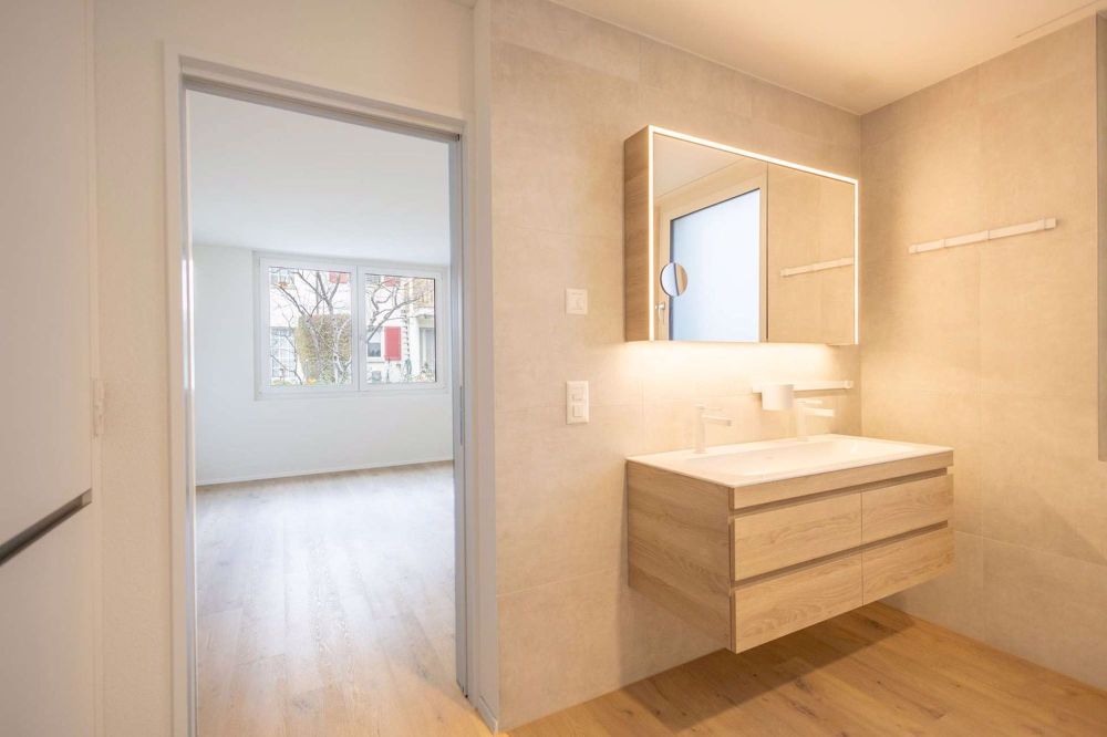 RESERVIERT: Traumhafte 6.5 Zimmer-Gartenwohnung vereint moderne Eleganz und erstklassiger Komfort in Volketswil - Exklusiver Master-Bereich