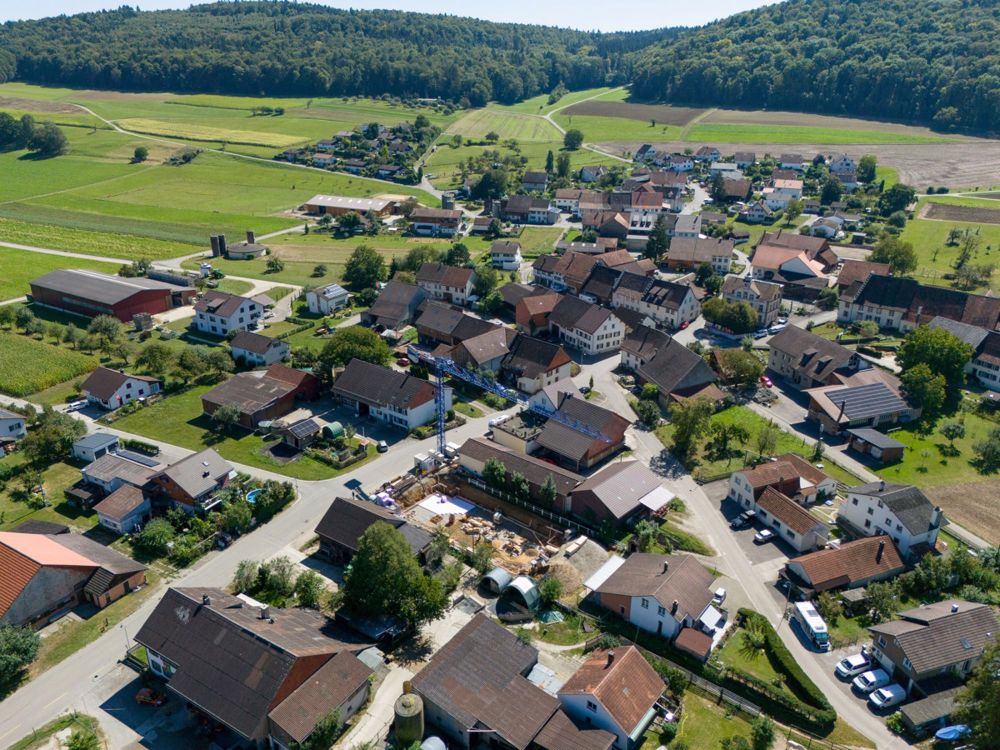 Einzigartige und grosszügige Dachgeschosswohnung im Underdorf - Drohnenaufnahme