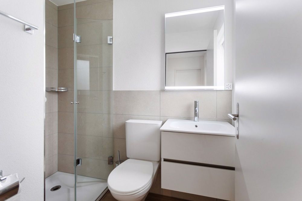 Neues freistehendes und sonnenverwöhntes Wohnparadies - Nasszelle mit Dusche im EG