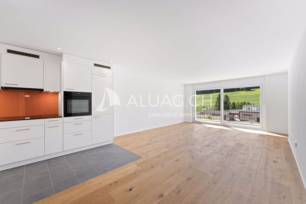 3.5 ZIMMER - SONNIG UND ÜBER DEM NEBEL - Lichtdurchfluteter und offener Wohn- und Essbereich mit Fensterfront
