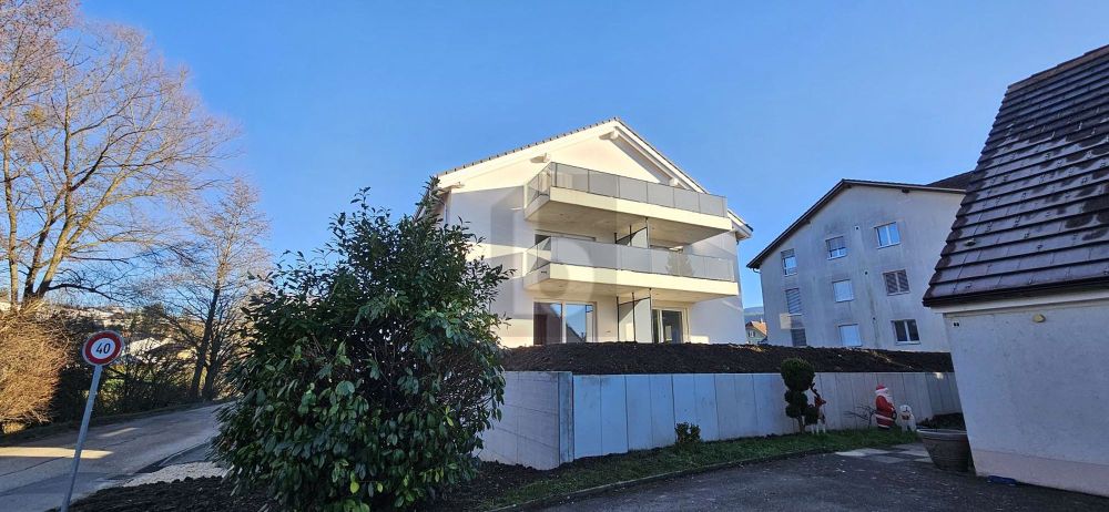 NEU MIT EINER GROSSEN TERRASSE UND EINEM GARTEN - Bild 1