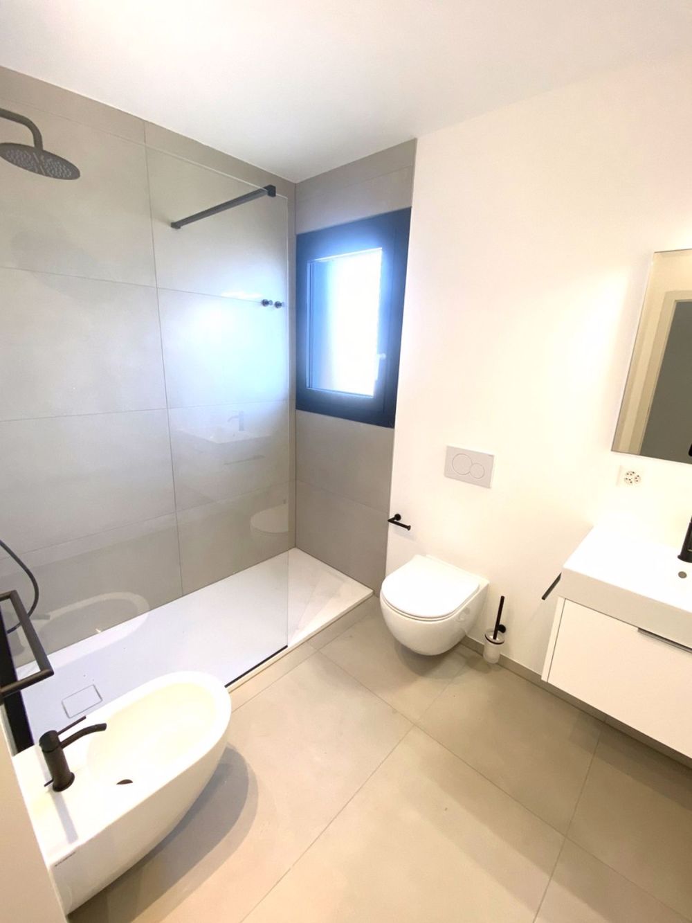 Neueste 2,5-Zimmer-Wohnung in mittlerem bis hohem Standard mit überdachter Terrasse - Bild 11