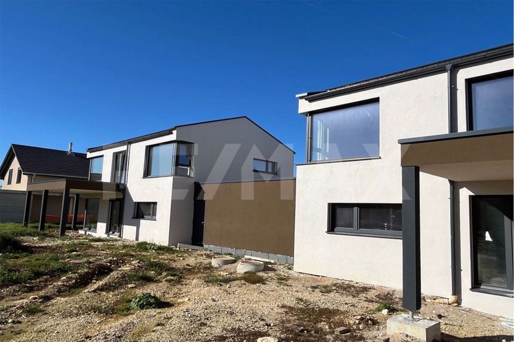 sehr schöne Gartenanlage mit Pool, zentral gelegen und viel Sonne - Bild 2