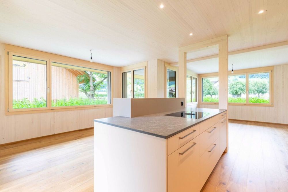 Natürlich Zuhause: Modernes Einfamilienhaus - Kochinsel mit Kochfeld-Dampfabzug