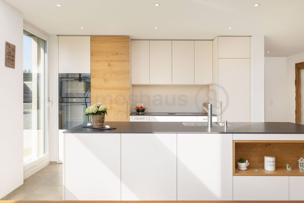 Stadtnah & ländlich: Neubau-EFH mit weitläufigem Grundstück & Studio - Bild 1