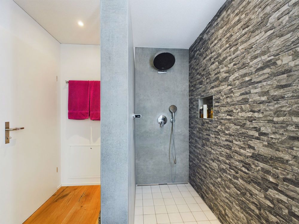 Neuwertige Attikawohnung mit 152 m² Terrasse, Privatlift und Whirlpool - Bild 10