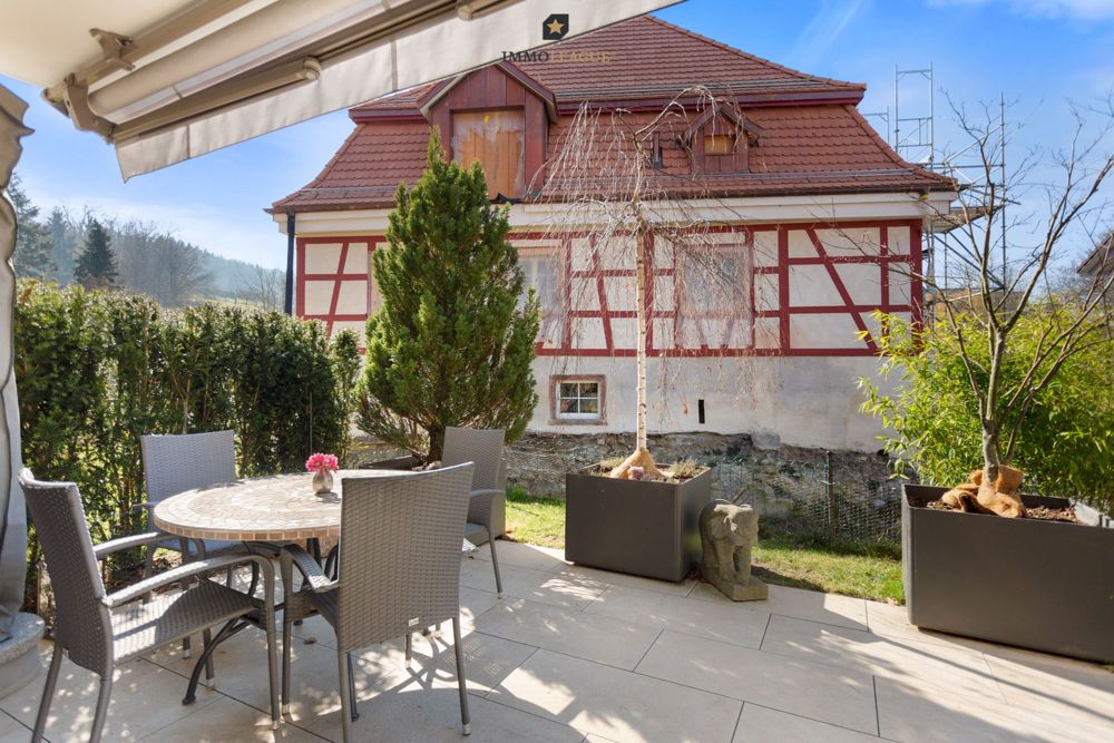 Moderne Eleganz trifft auf ländlichen Charme. - Vom Sitzplatz geniessen Sie viele Sonnenstunden mit Ihren Liebsten.