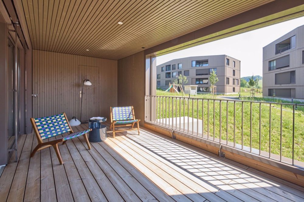 Licht. Raum. Neubeginn - Erstbezug in Beromünster - Ob Lounge, Pflanzenparadies oder Outdoor-Dining - diese Loggia macht alles mit.