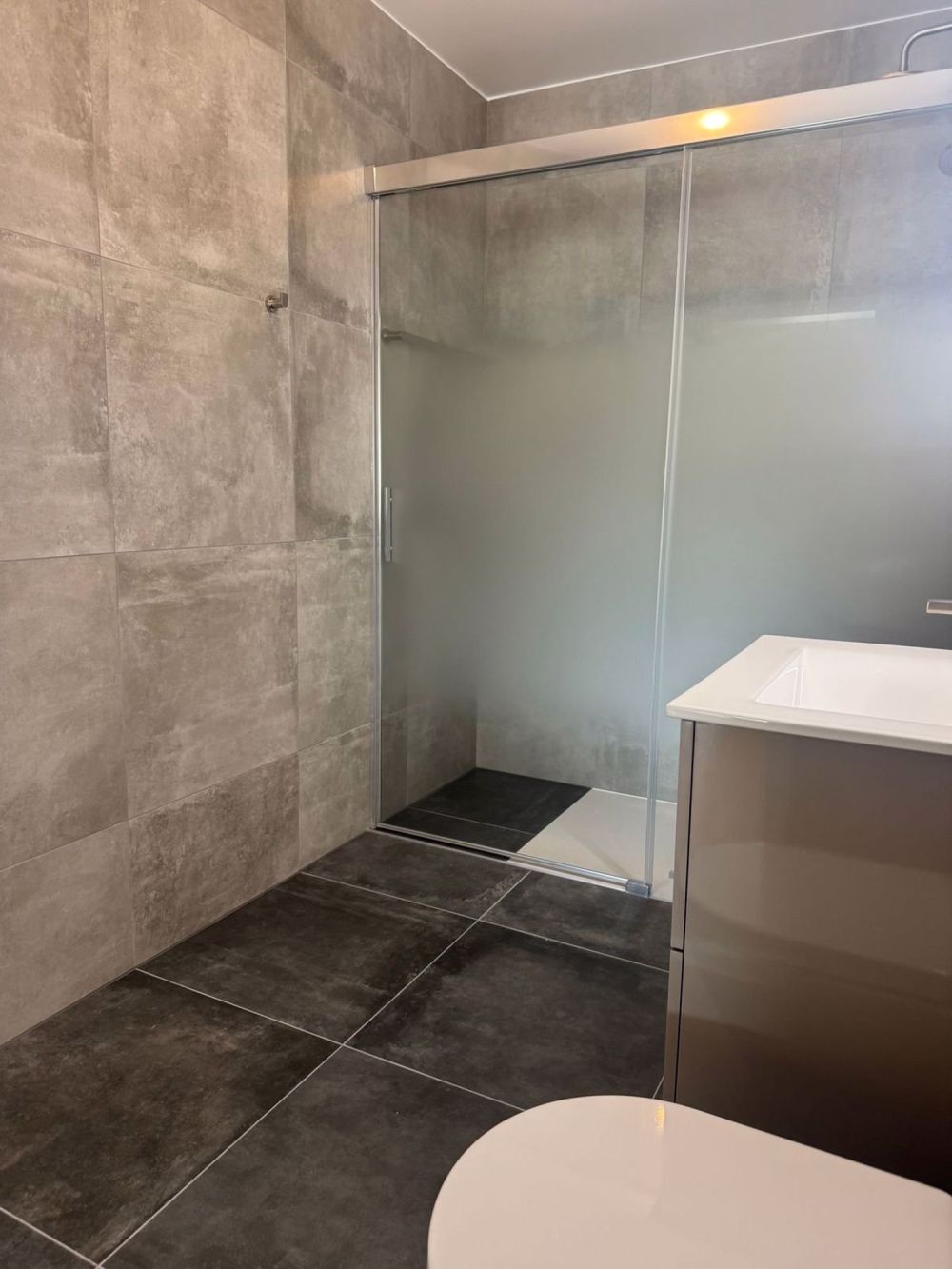Neue 3.5-Zimmer-Wohnung in einem gehobenen Gebäude mit Garten - Bild 9