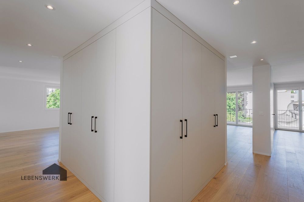 Modern Living - Licht und Lebensfreude am Wiibärg, Kreuzlingen TG - Raumhohe Türen und praktische Einbauschränke heissen Sie stilvoll Willkommen