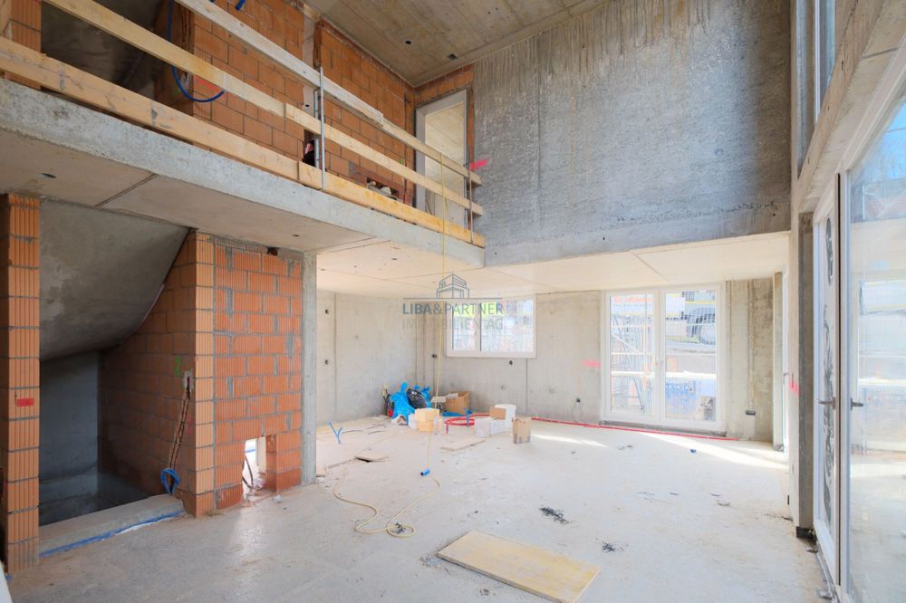 Architektonischer Neubau an idyllischer Wohnlage mit Aussicht - Wohnzimmer mit Galerie