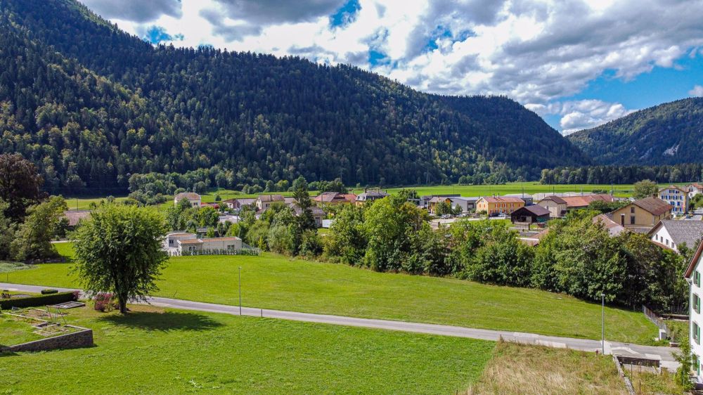 Villa neuve individuelle avec garage attenant Orientation Sud-Ouest - Vue aérienne du terrain et du village de Noiraigue