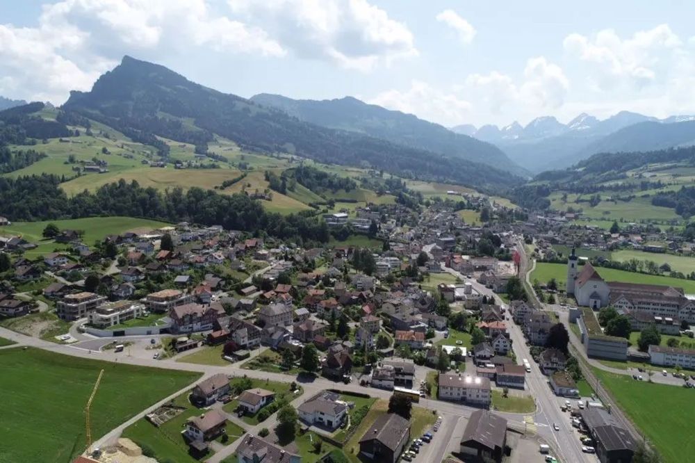 Über dem Nebel, grosszügiges Einfamilienhaus mit Umschwung und Schwimmbad - Bild 6