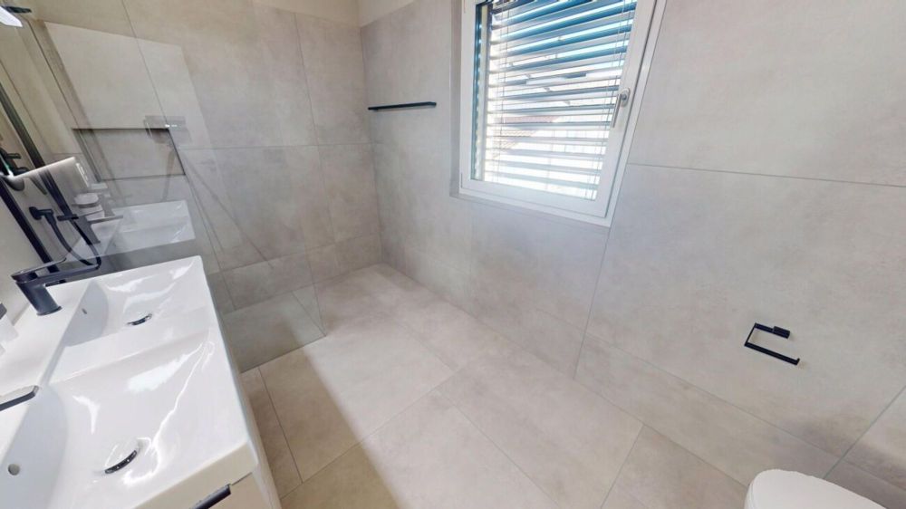 Neubau-Doppeleinfamilienhaus in Buchs SG - Stilvoll wohnen mit Nachhaltigkeit und Komfort - Dusche / WC