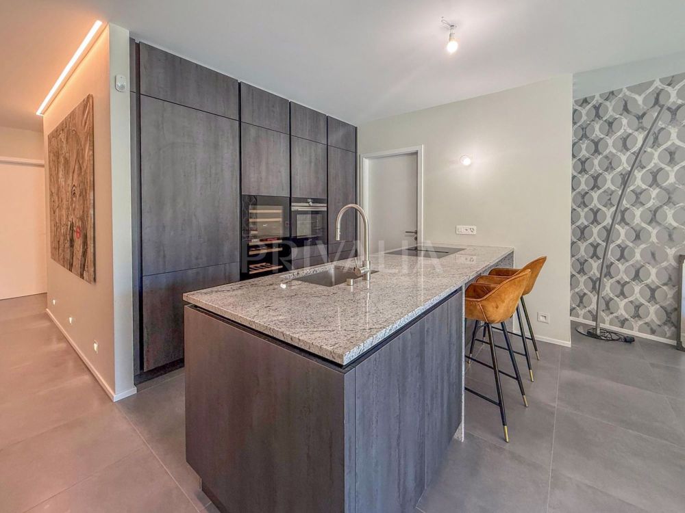 Elegantes 5-Zimmer-Apartment mit privater Terrasse im Herzen von Chambésy - Bild 1