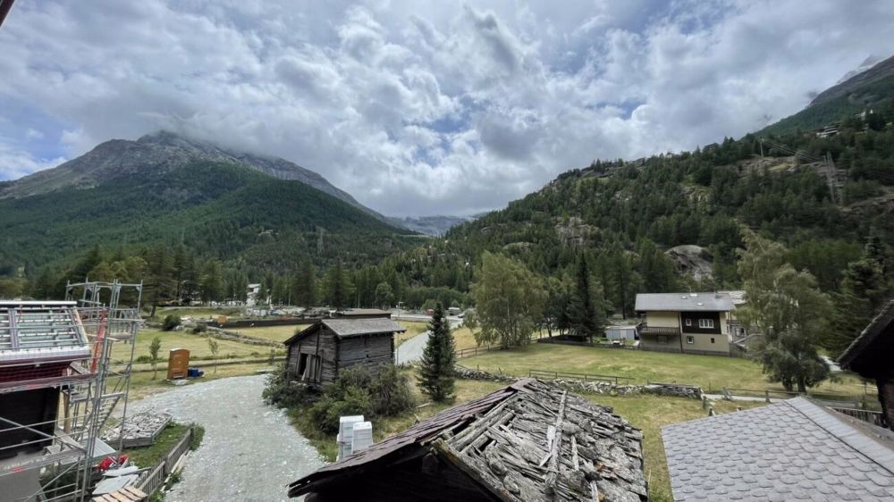 Snowfall Zen Lauinen Saas-Grund Neubau 2025 mit dem E-Skibus ohne Umsteigen zum Alpinexpress. Sichern Sie sich die letzte 4.5 Attikawohnung mit freier Sicht auf die Mischabelgruppe. Reserviert. - Aussicht Südwest Mittaghorn Mischabelkette
