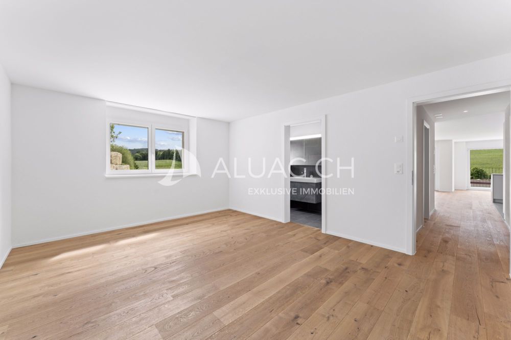 NEUE 4.5 ZIMMER MIT NATURANSCHLUSS - Geräumiges Schlafzimmer mit en suite Badezimmer