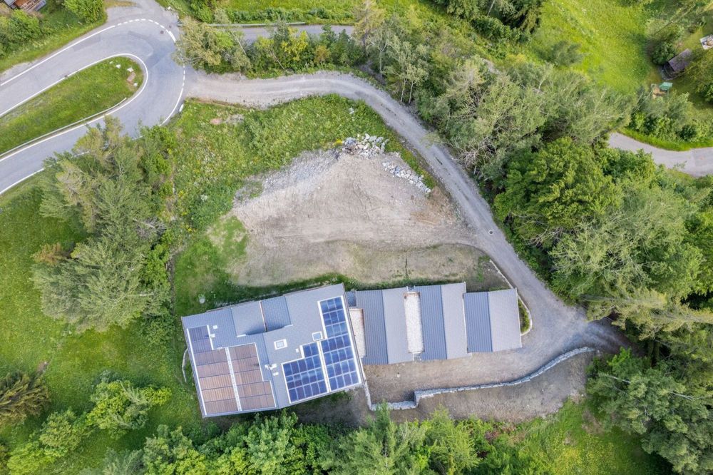 Appartement neuf avec vue imprenable sur la vallée du Rhône - Parcelle et route d'accès / Parzelle und Zufahrtsstraße / Plot and access road