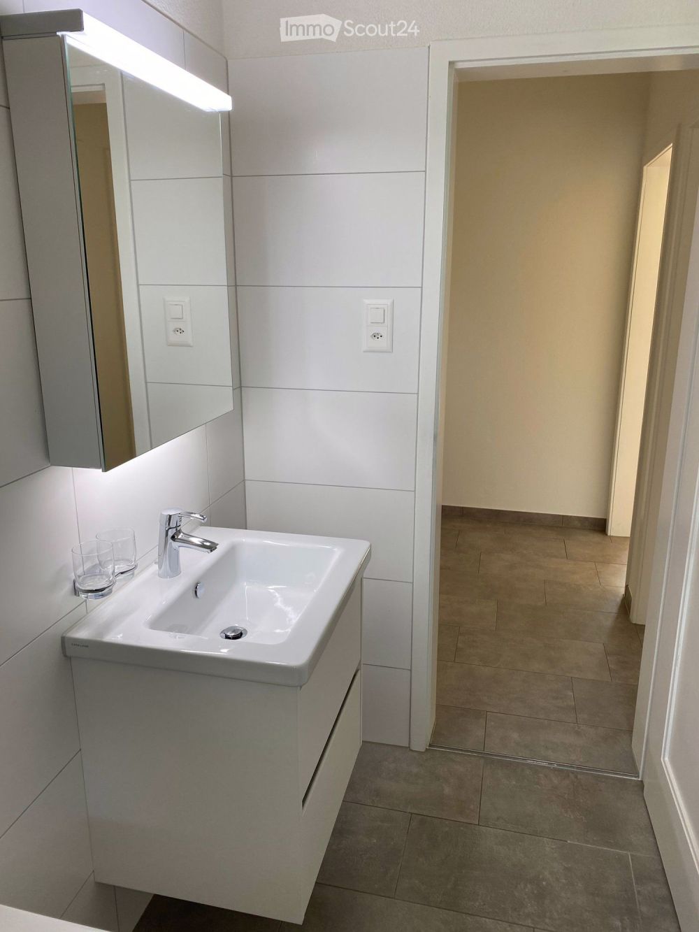 Komplett neu sanierte 4.5 Zimmerwohnung an bester Lage in Wabern - Bild 2