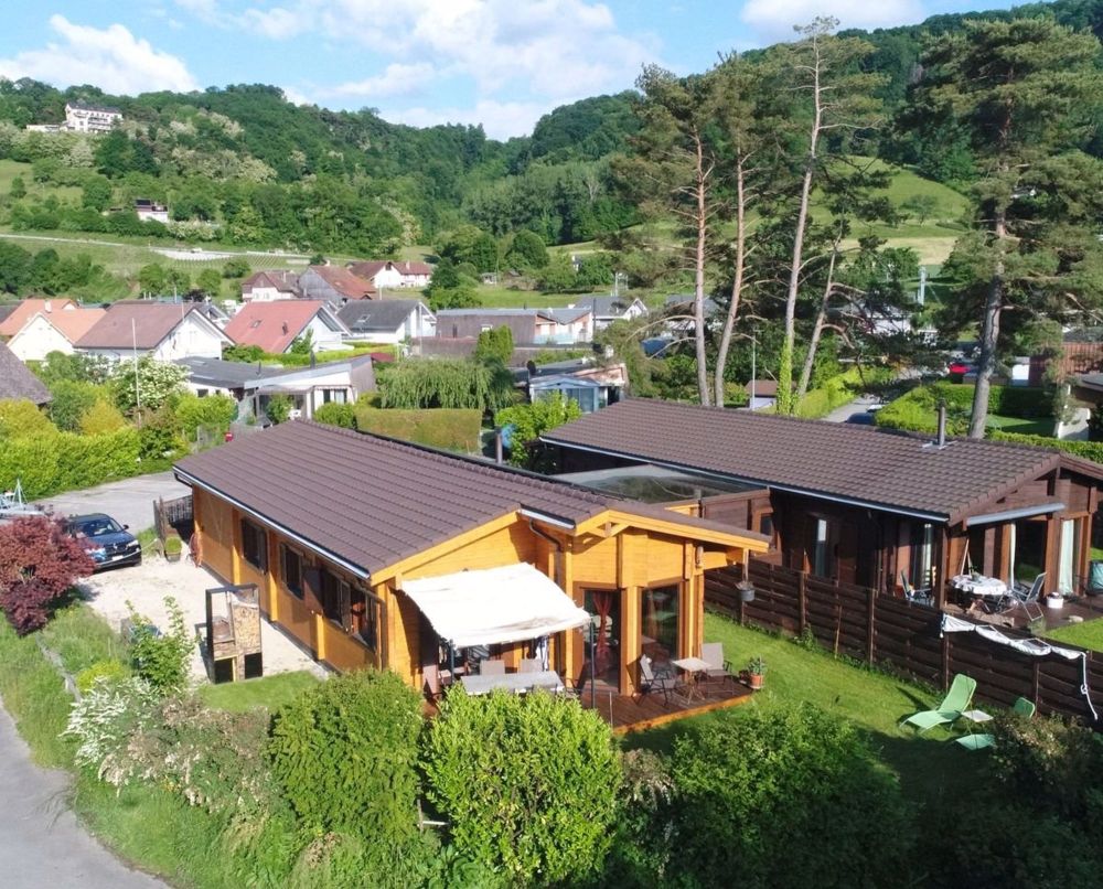 Ein kleines Paradies - Massivholzhaus mit 3.5 Zimmern, 120 m², nur 50 Meter vom Neuenburgersee entfernt (Cheyres) - Bild 1