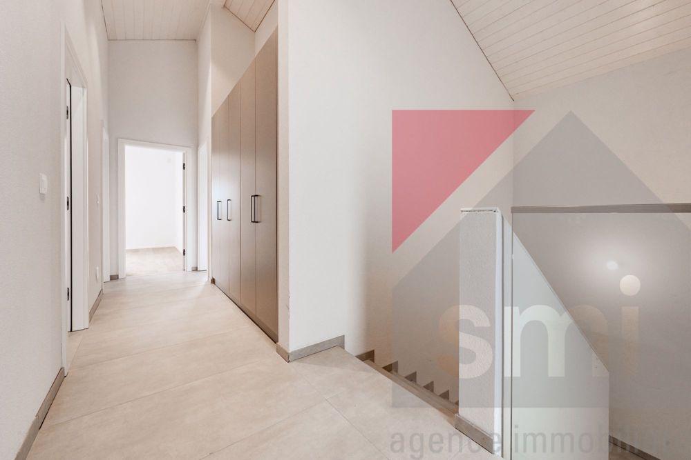 Villa mit 5 Zimmern und einer schönen Aussicht sowie harmonischen Ausführungen - Hall