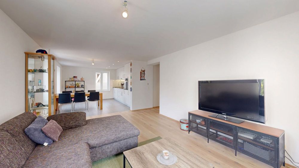 Moderne 3.5-Zimmer-Wohnung mit Balkon und Aussenparkplatz - Wohnen / Essen / Küche