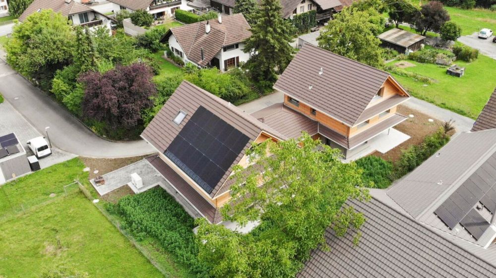 Nachhaltiges Wohnerlebnis aus Holz - Vogelperspektive auf die Einfamilienhäuser Wiedmattstrasse 4+6 - verbunden mit einem Carport sowie der gemeinsamen Heizung