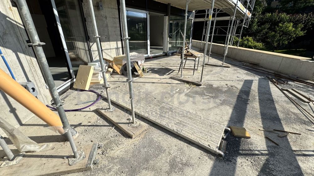 Neue 4,5-Zimmer-Wohnung mit Garten von 409 m2 / Gravelone - Terrasse
