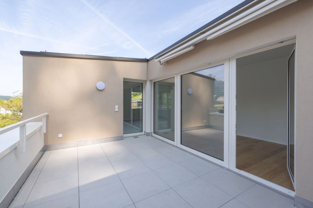 5.5-Zimmer Neubauwohnung - Umgeben von malerischer Berglandschaft - Balkon 2