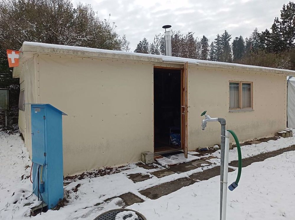 Wohnwagen mit Holzvorbau in Pfäffikon ZH zu verkaufen. - Bild 3