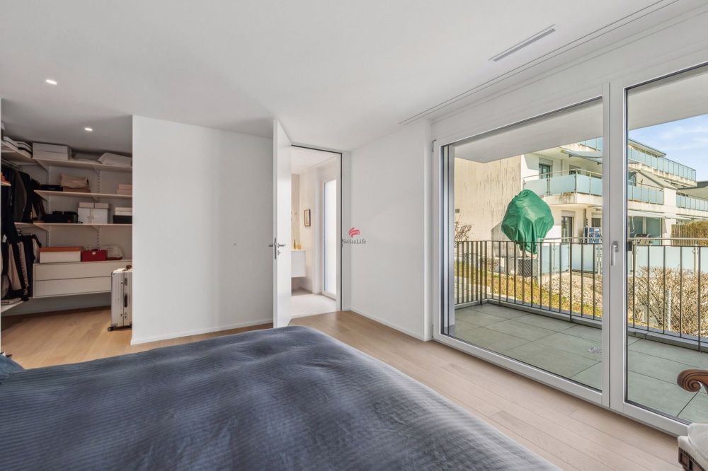 Neuwertige luxuriöse Wohnung - Elternschlafzimmer mit Badezimmer En Suite und Ankleideraum