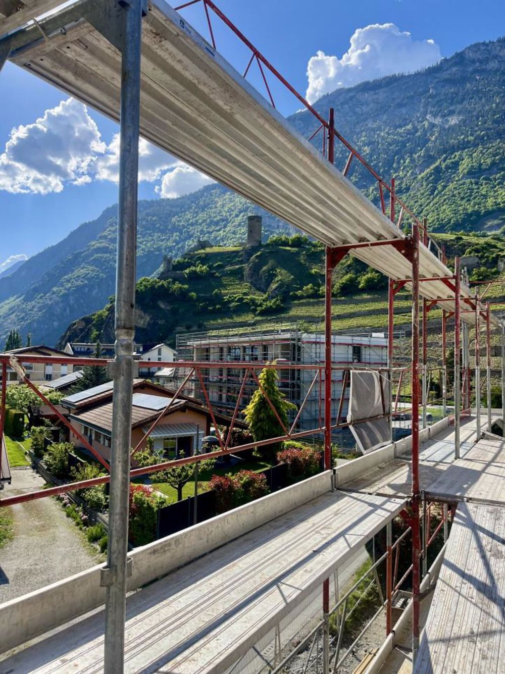 Superbe appartement neuf de 3.5 pièces au dernier étage neuf avec vue panoramique sur les Alpes et le château médiéval - Bild 12