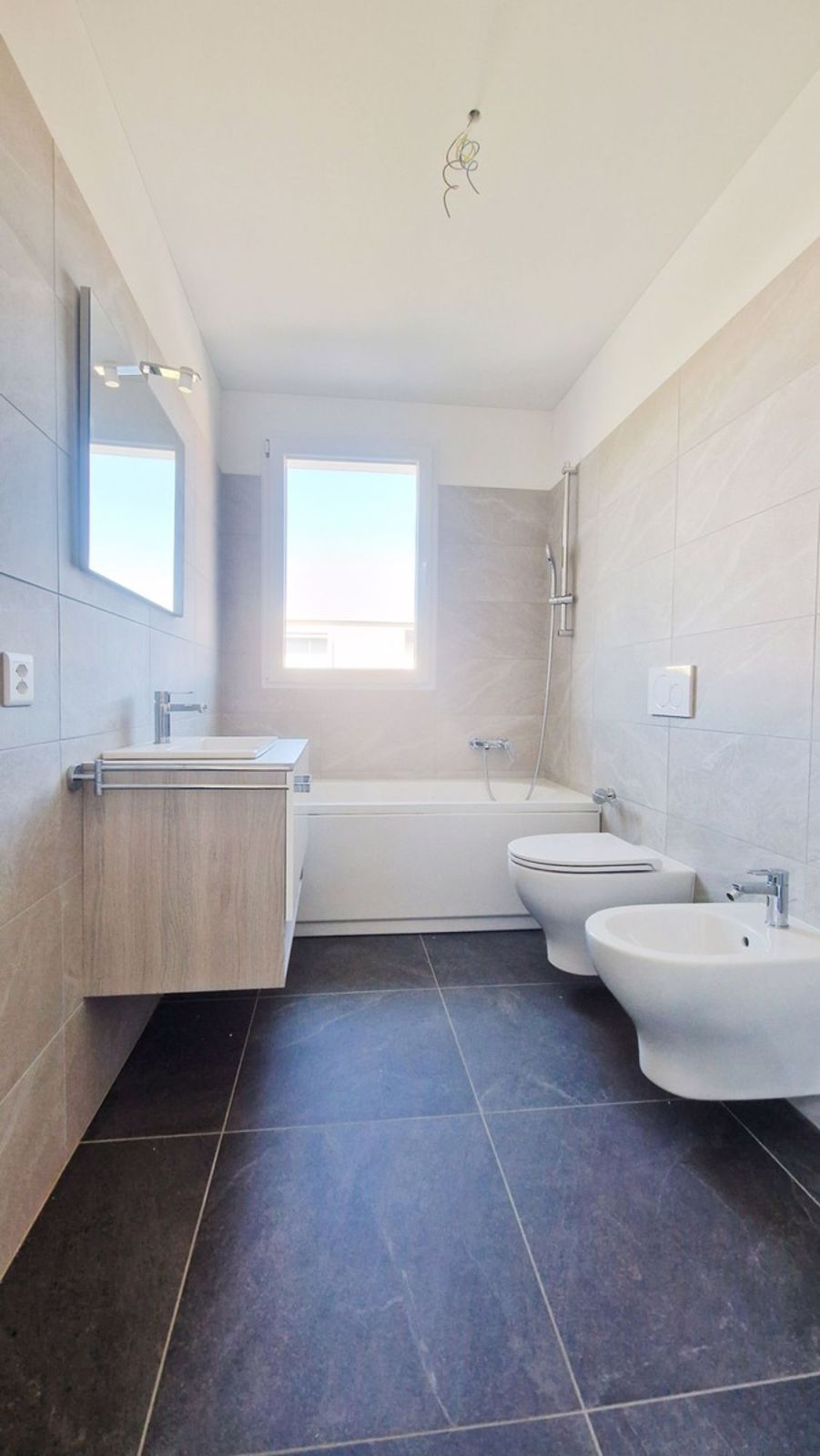 Neue 2,5-Zimmer-Wohnung mit überdachtem Balkon und freier Aussicht - Bild 4