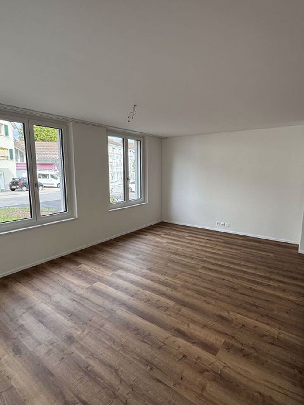 Sonnige, grosszügig ausgestattete 3.5-Zimmerwohnung - Wohn- / Essbereich